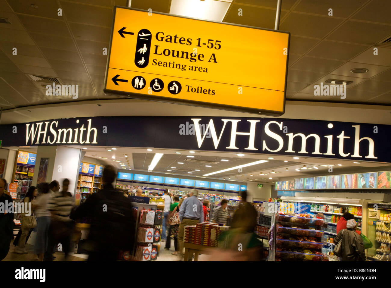 W.H. Smith notizie agente shop nella sala partenze all'aeroporto di Londra Heathrow Terminal 3. Foto Stock