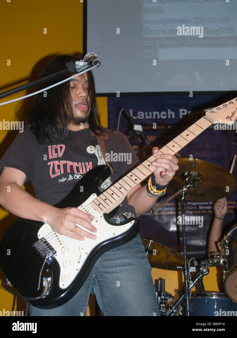 Triturazione a bilanciere sul suo Flying V chitarra a Bangkok in Tailandia Foto Stock