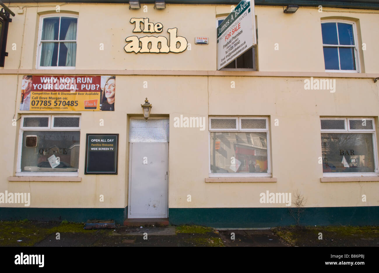Imbarcati su porta di chiusa l'Agnello pub in vendita in Hirwaun South Wales UK Foto Stock
