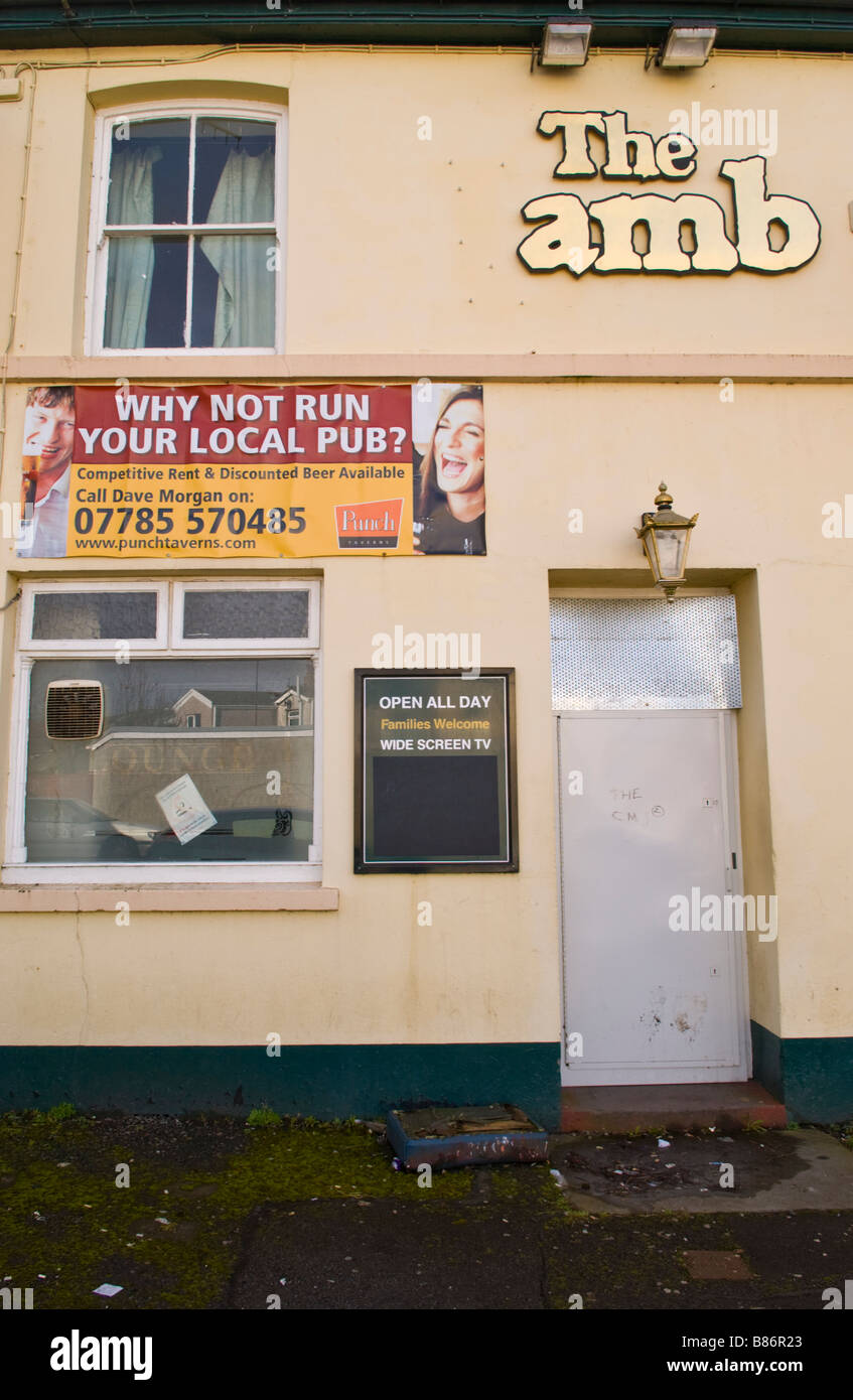 Imbarcati su porta di chiusa l'Agnello pub in vendita in Hirwaun South Wales UK Foto Stock