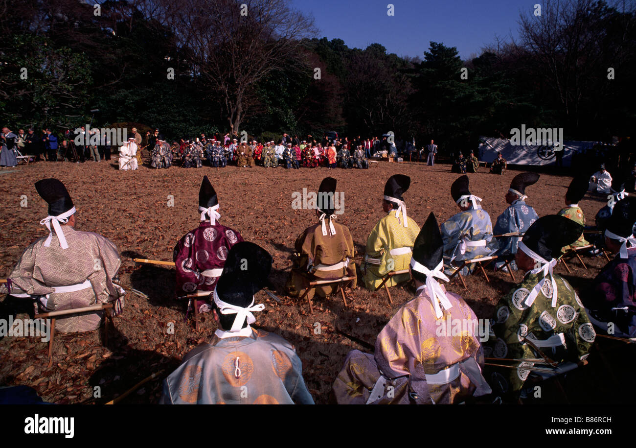 Giappone, Tokyo, santuario Meiji-Jingu, Seijin-no-hi, giorno degli adulti, arcieri che indossano costumi tradizionali Edo Foto Stock