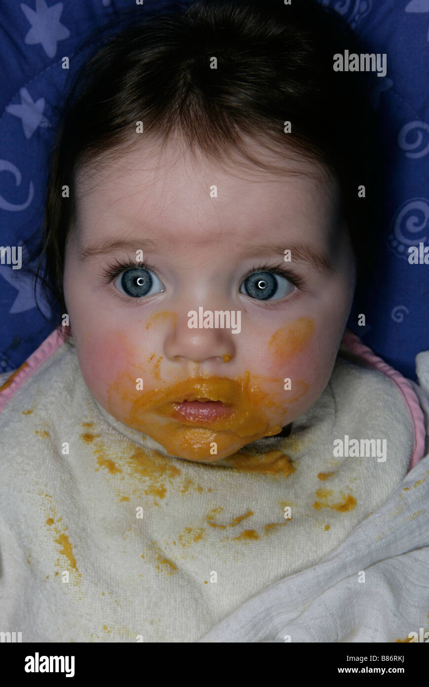 Una bambina con il cibo intorno alla bocca dopo un disordine alimentare Foto Stock