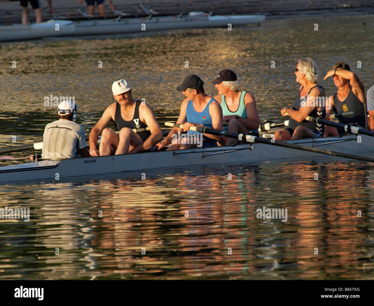 Il canottaggio otto all'alba sul fiume Yarra Melbourne Victoria Australia Foto Stock