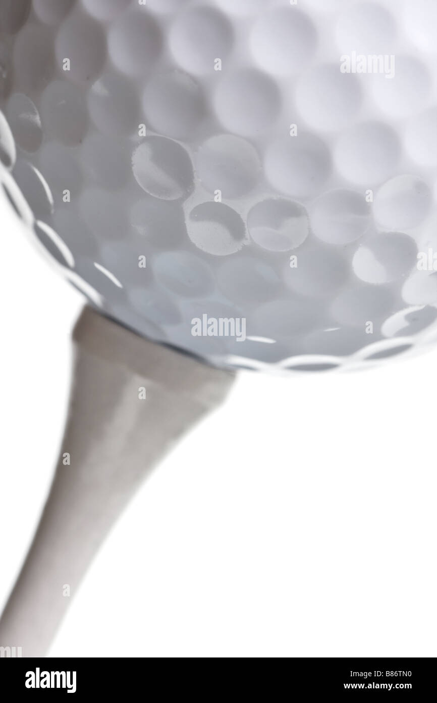 Palla da golf sul tee isolato su bianco Foto Stock