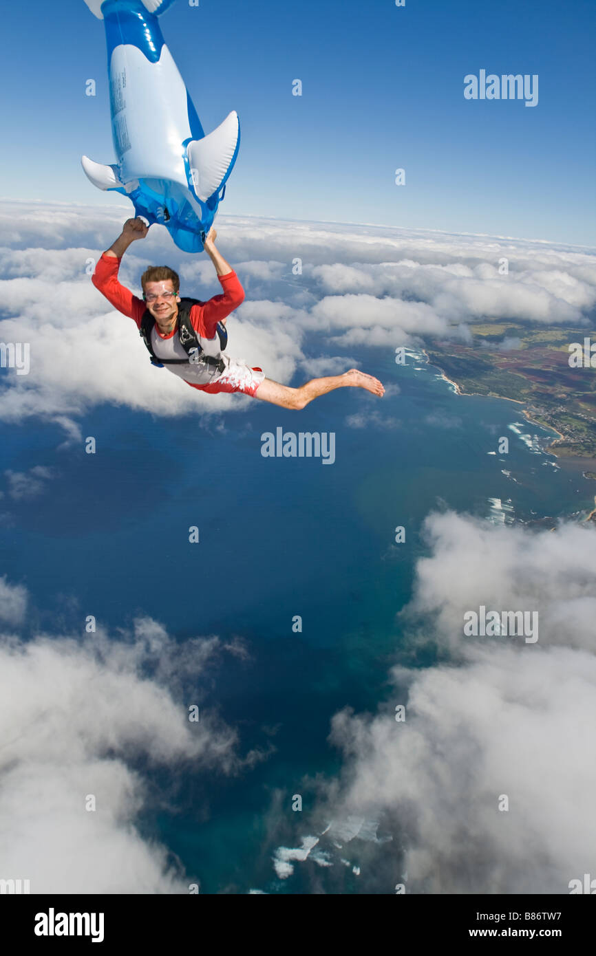 Paracadutista è saltando Hawaii con un aria gonfiabile giocattolo nelle sue  braccia. Il subacqueo sta avendo un grande tempo a giocare con il giocattolo  Foto stock - Alamy