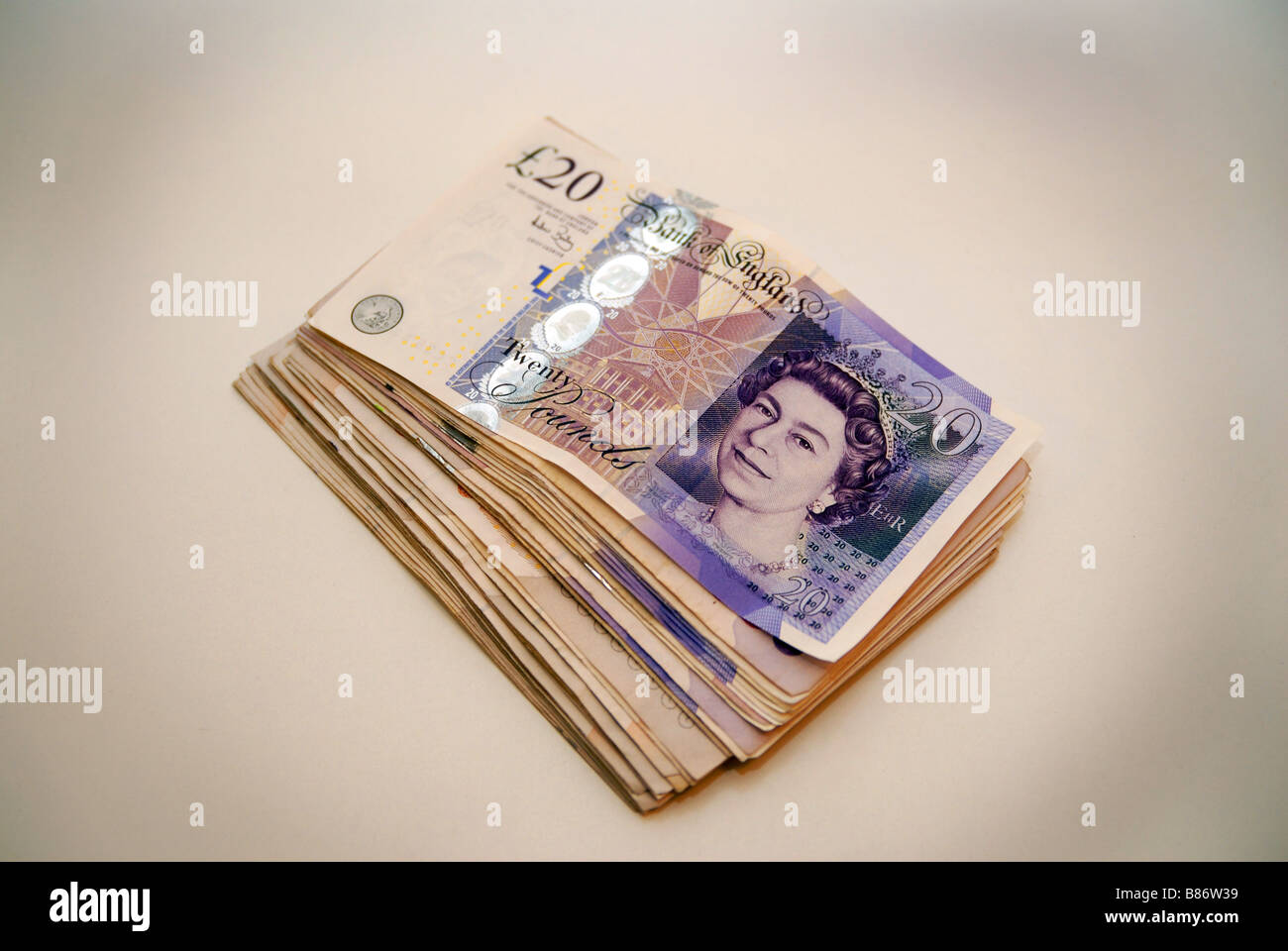 Una pila / pila di usato £20 Stirling banconote, utilizzato note ( cambio denaro ). Foto Stock