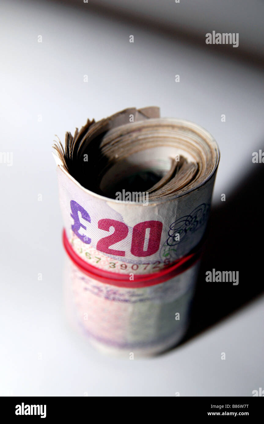 Un rotolo di usato £20 Stirling banconote, utilizzato note ( cambio denaro ). Foto Stock