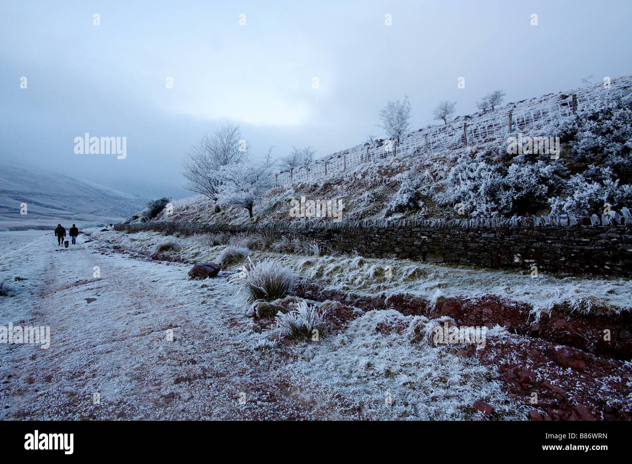 La gente che camminava frosty paesaggio vicino bracci piani Brecon Beacons Powys Mid Wales UK Foto Stock