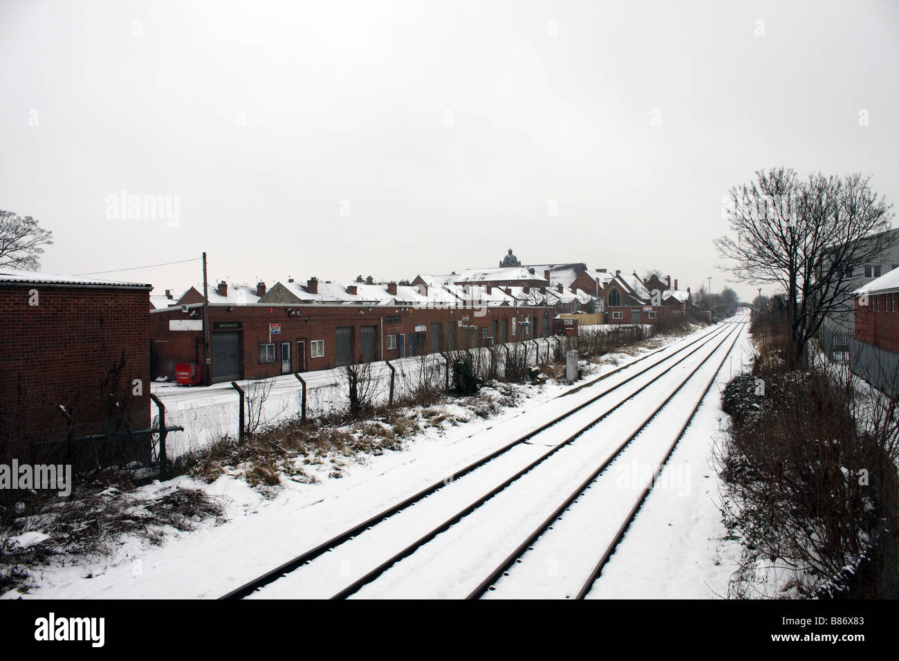 Un convoglio ferroviario linea nella neve Foto Stock