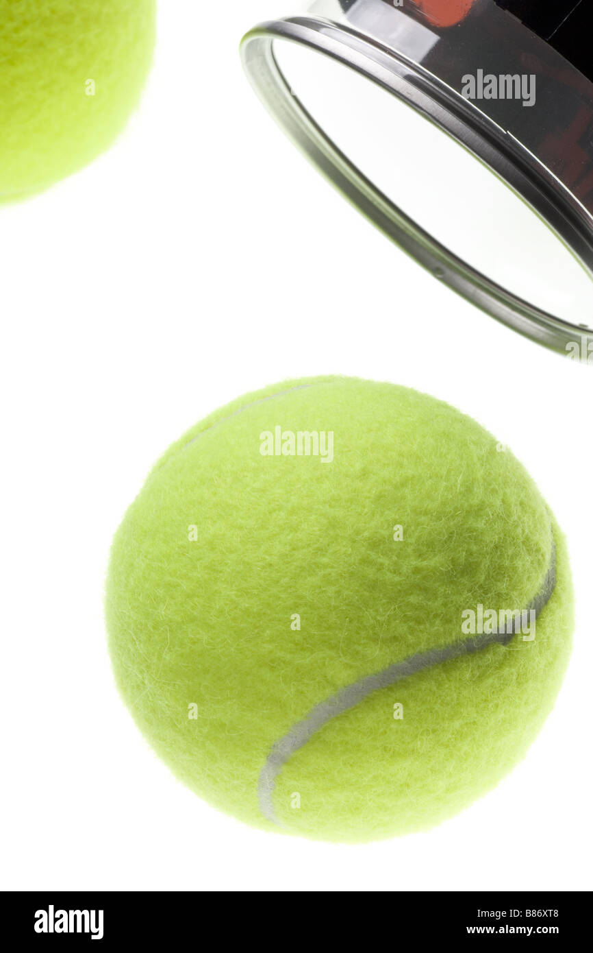 Giallo palla da tennis isolati su sfondo bianco Foto Stock