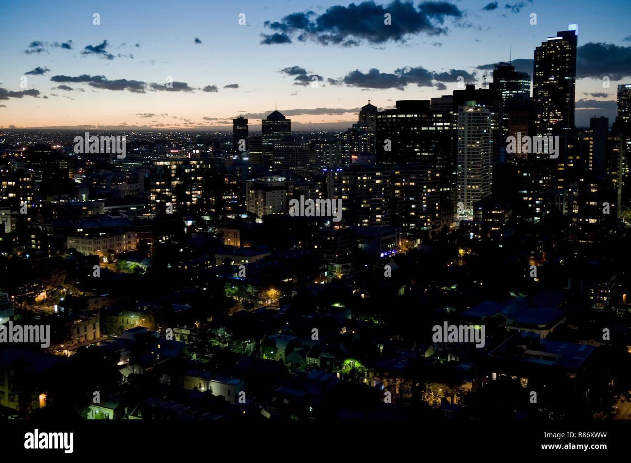 Affacciato sulla città di Sydney durante la notte, Australia Foto Stock