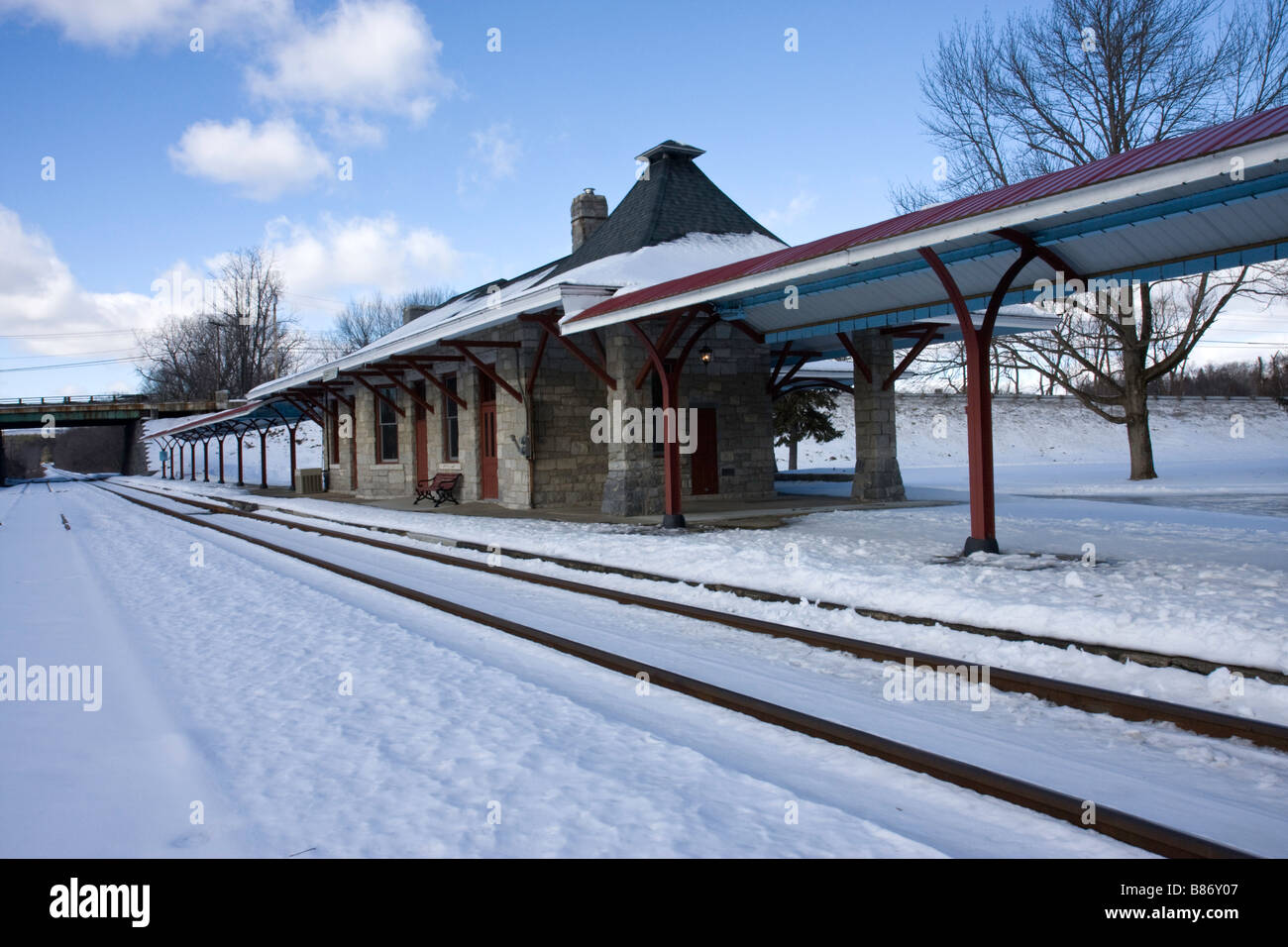 Stockbridge stazione ferroviaria su un bellissimo pomeriggio inverni eith neve che ricoprono le rotaie Foto Stock