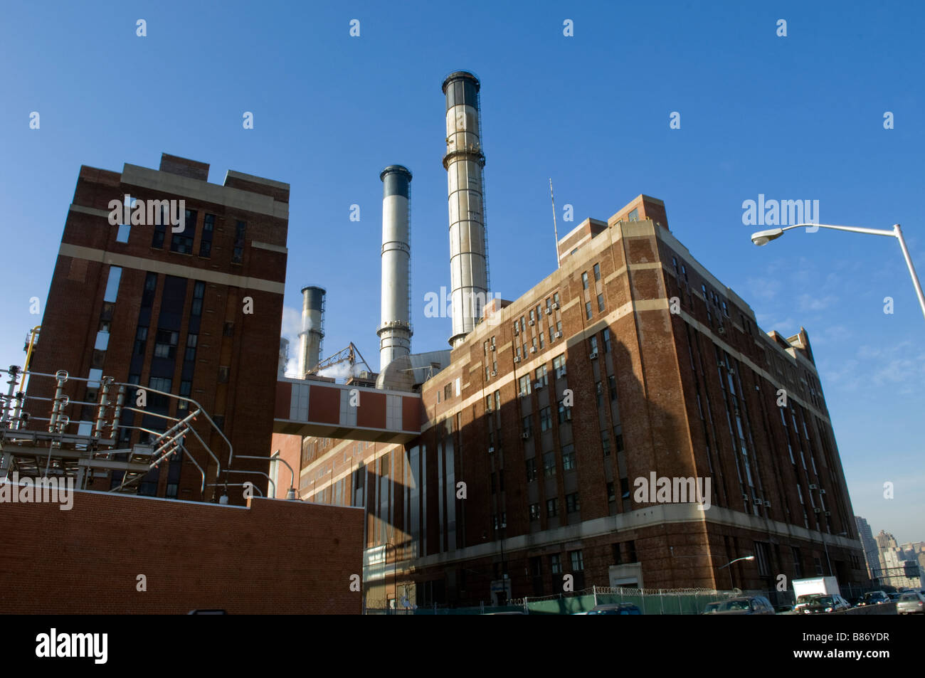 Con Edison power plant dalla FDR Drive a New York sabato 7 febbraio 2009 Frances M Roberts Foto Stock