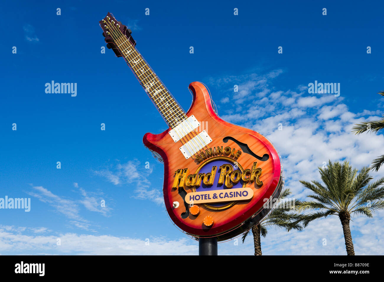 Chitarra presso l'entrata del Seminole Hard Rock Hotel e Casino appena fuori a Tampa, Florida, Stati Uniti d'America Foto Stock