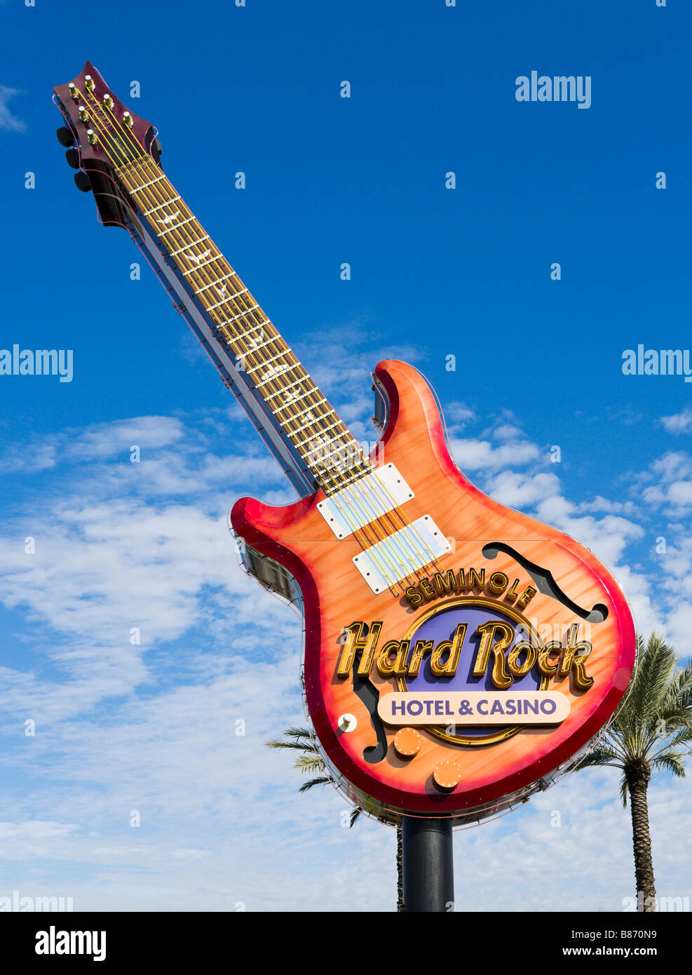 Chitarra presso l'entrata del Seminole Hard Rock Hotel e Casino appena fuori a Tampa, Florida, Stati Uniti d'America Foto Stock