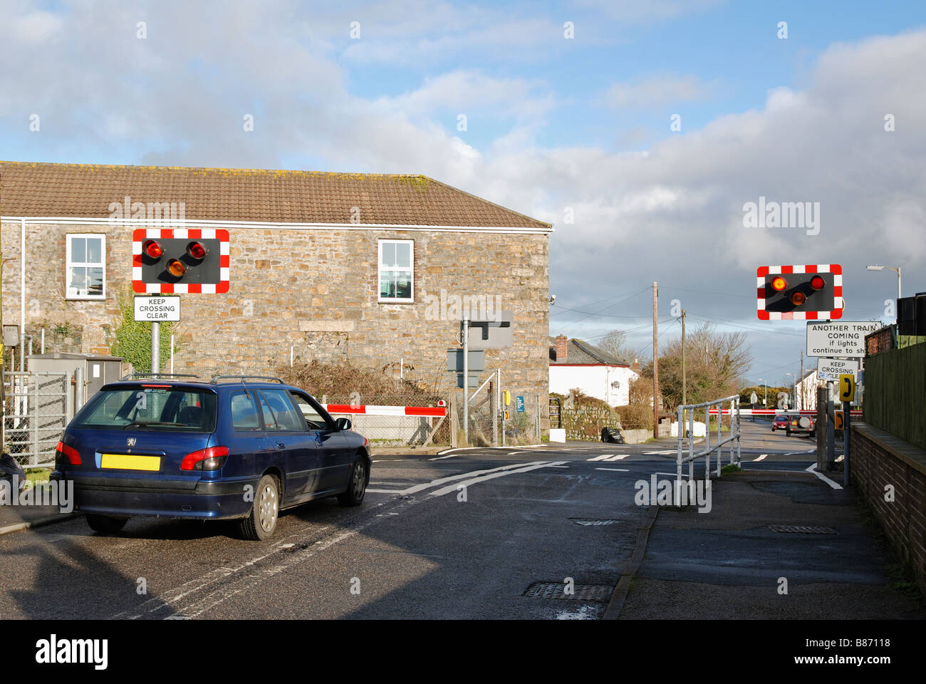 Una vettura in attesa al passaggio a livello ferroviario in camborne,cornwall, Regno Unito Foto Stock