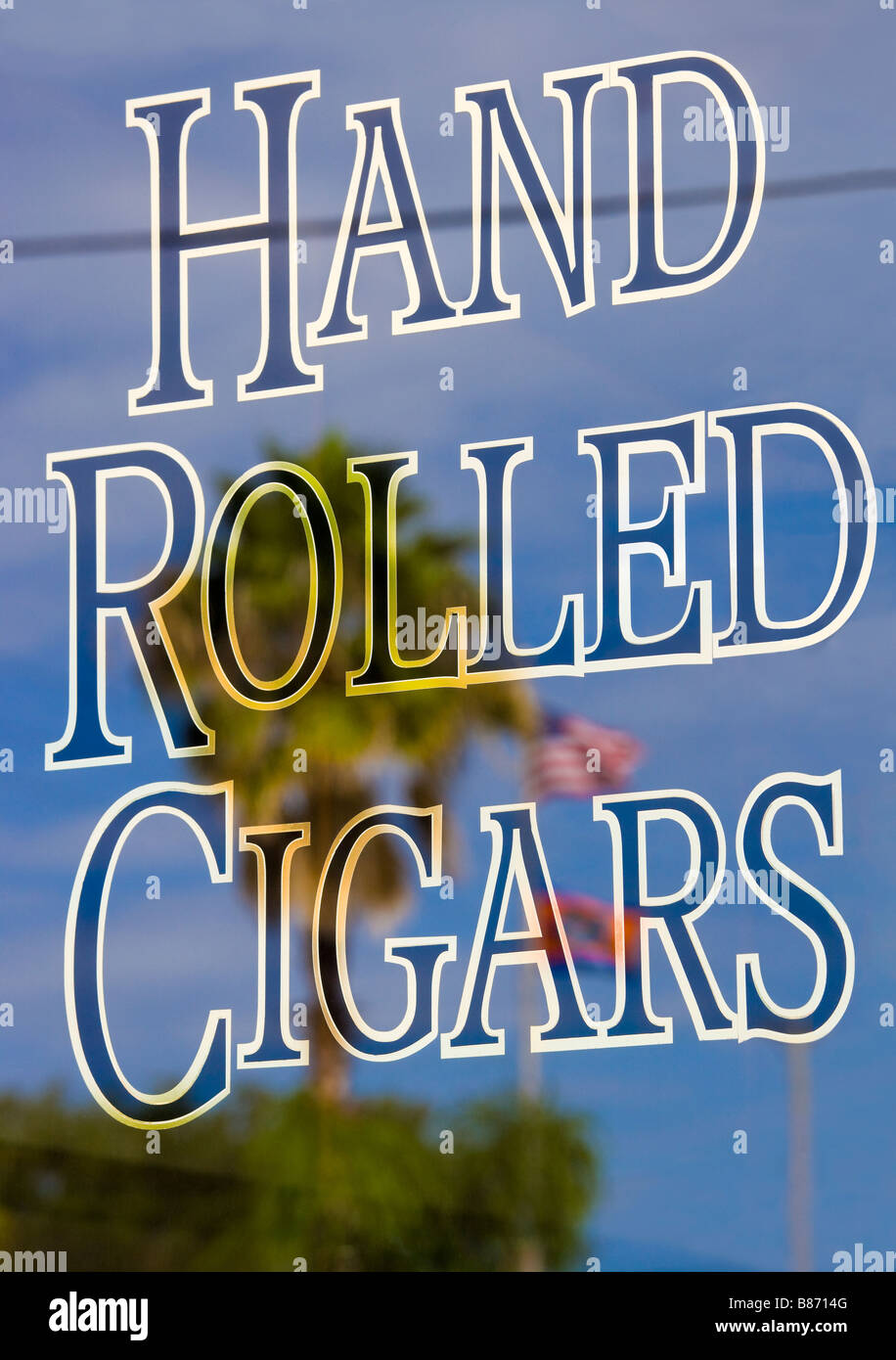 Arrotolate a mano sigari segno nella vetrina di un negozio in Tampa Florida's Quartiere Latino Ybor City. Foto Stock