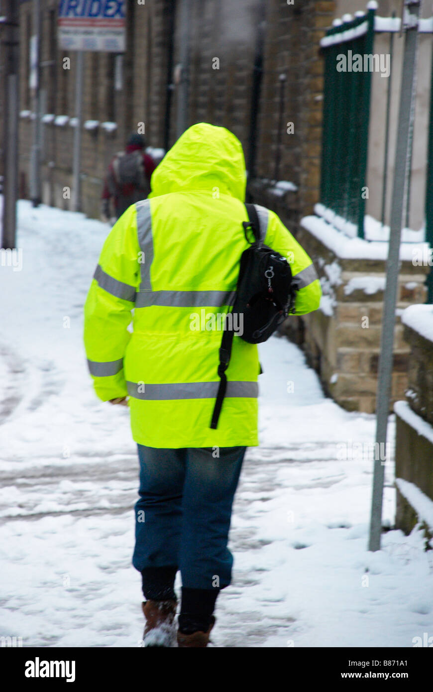 Qualcuno a piedi nella neve Foto Stock