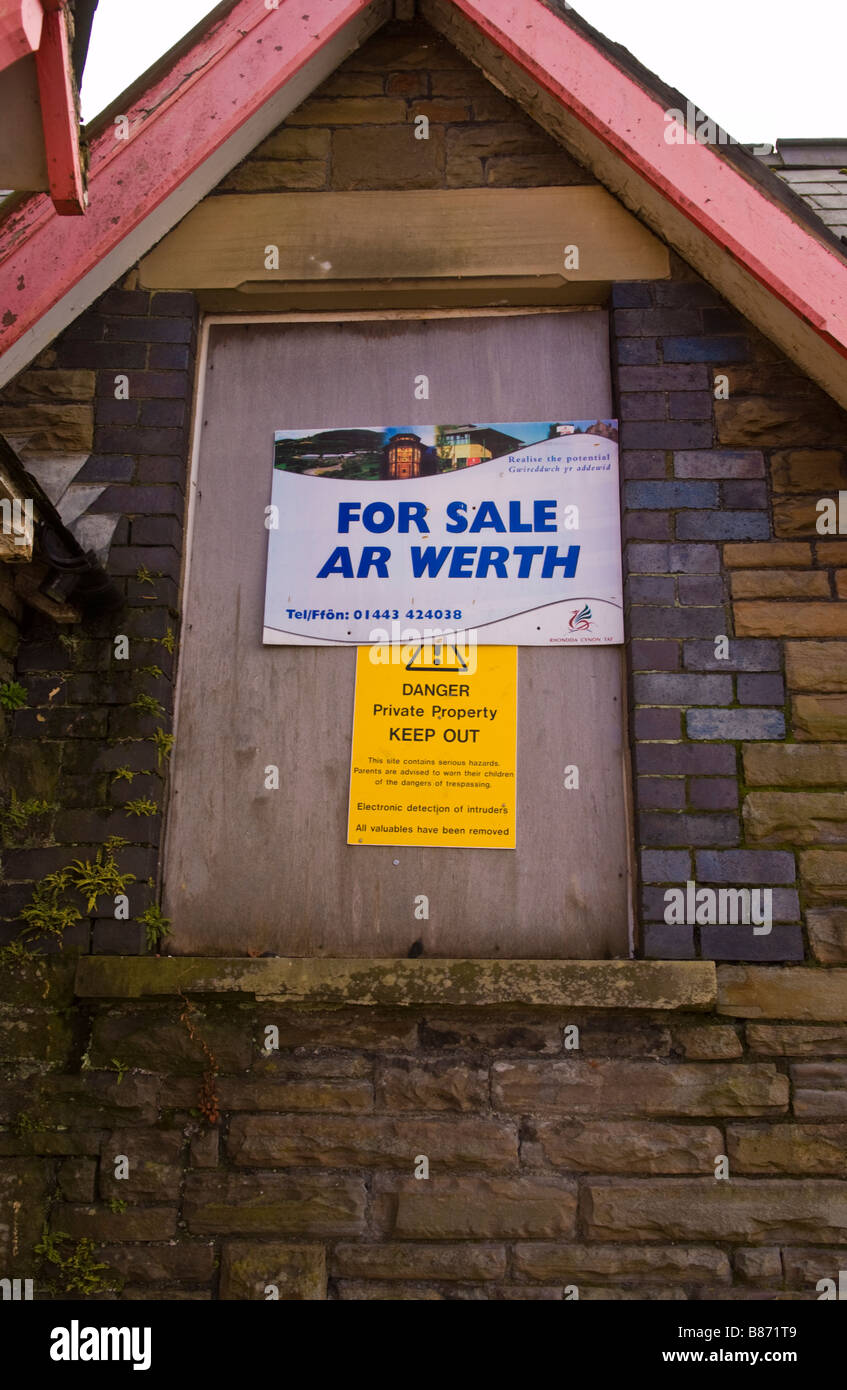 Intavolato abbandonati scuola primaria per la vendita in Hirwaun South Wales UK Foto Stock