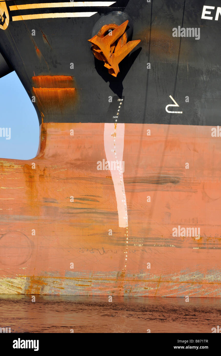 Prua di una nave mostrante [rusty anchor howser] linea di galleggiamento e marcature di profondità Foto Stock