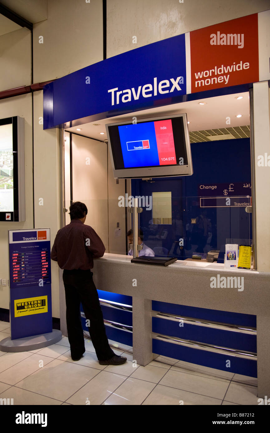 Bureau de Change azionato da Travelex entro il Bahrain aeroporto. Foto Stock