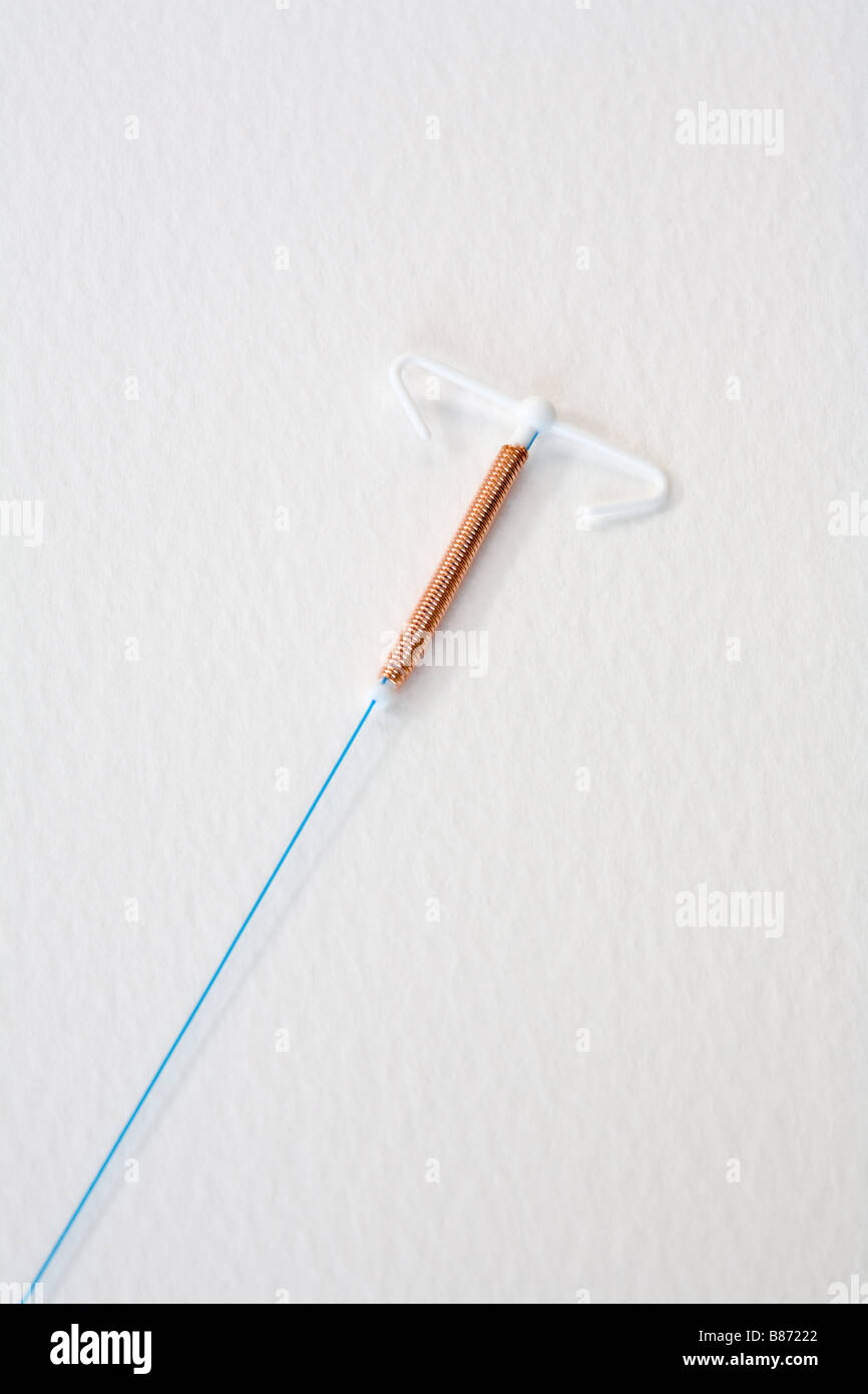 Bobina di rame femmina dispositivo intrauterino, o IUD, per contraccezione a lungo termine Foto Stock