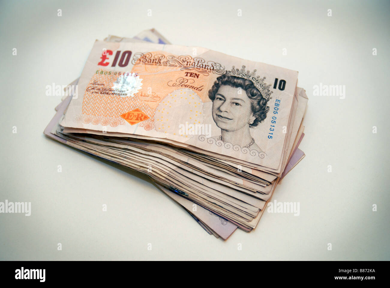 Una pila / pila di usato £10 Stirling banconote, utilizzato note ( cambio denaro ). Foto Stock