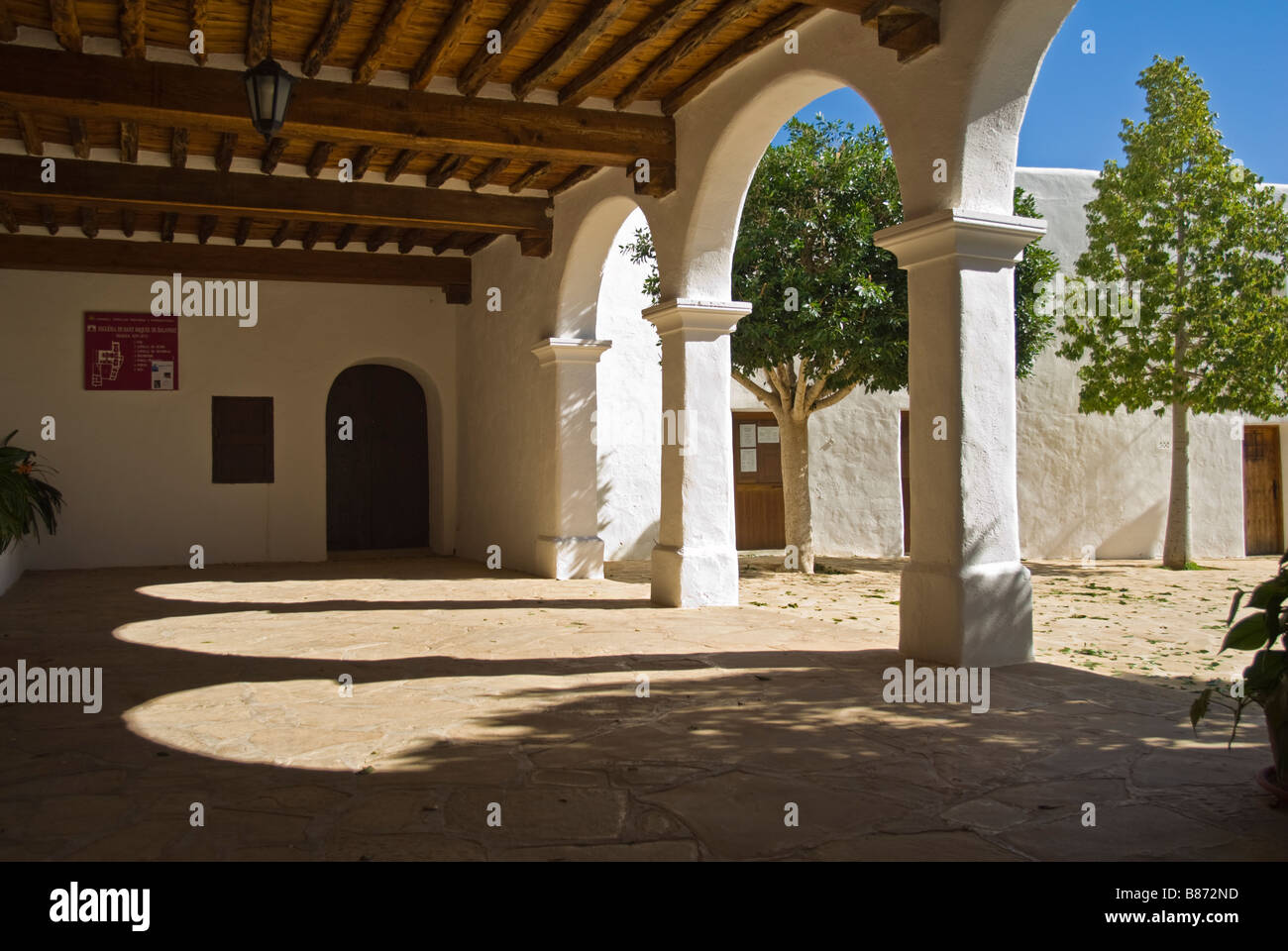 Il cortile della chiesa di Sant Miquel de Balansat, Ibiza, Spagna Foto Stock