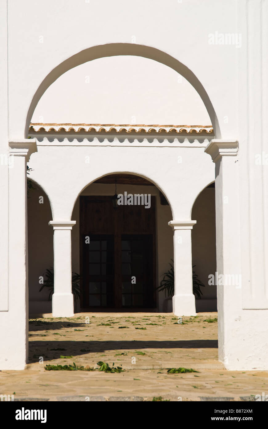 Il cortile della chiesa di Sant Miquel de Balansat, Ibiza, Spagna Foto Stock