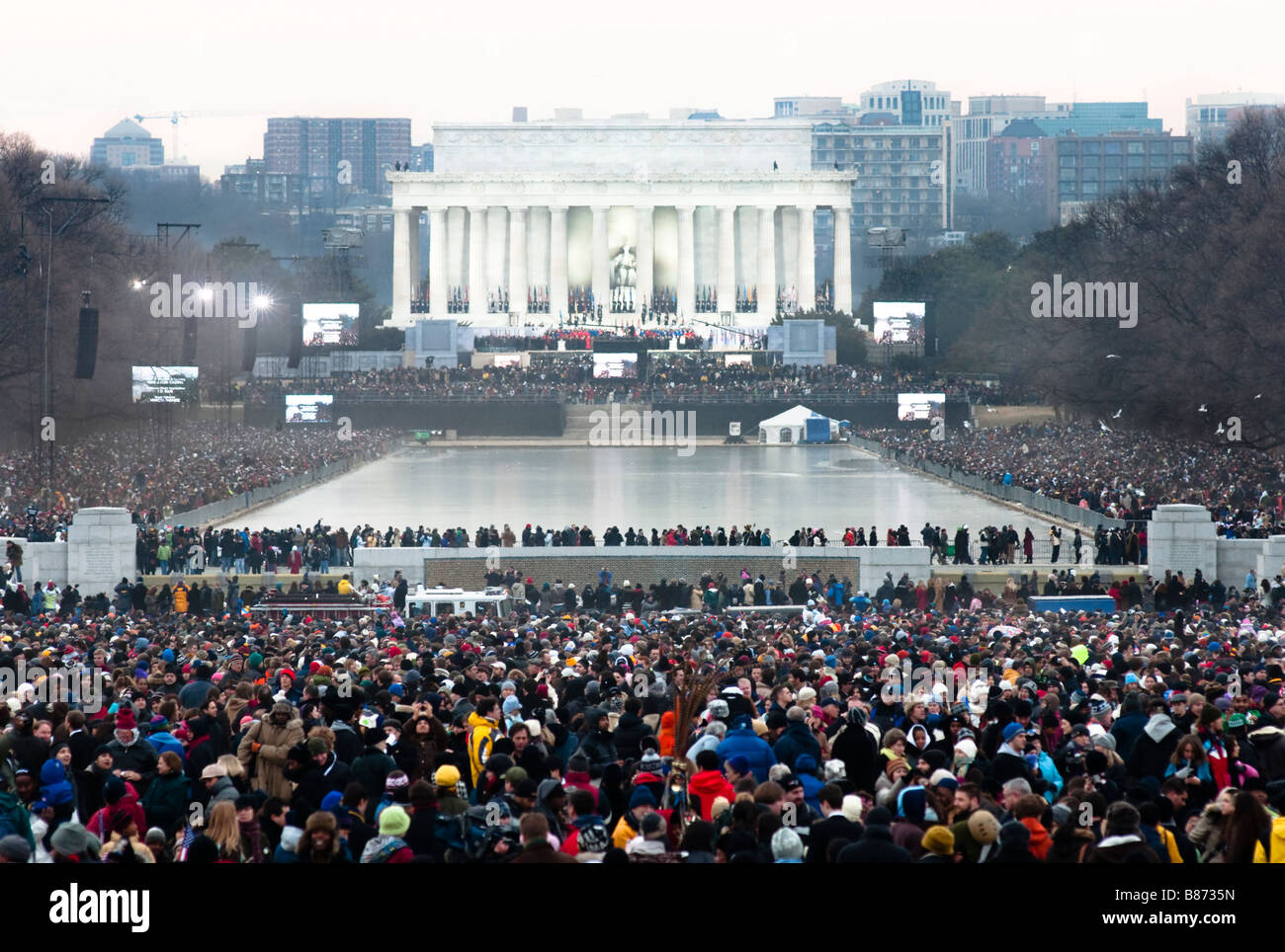 La Folla di fronte al Lincoln Memorial per un concerto a stella per celebrare l'inaugurazione di Barack Obama Foto Stock