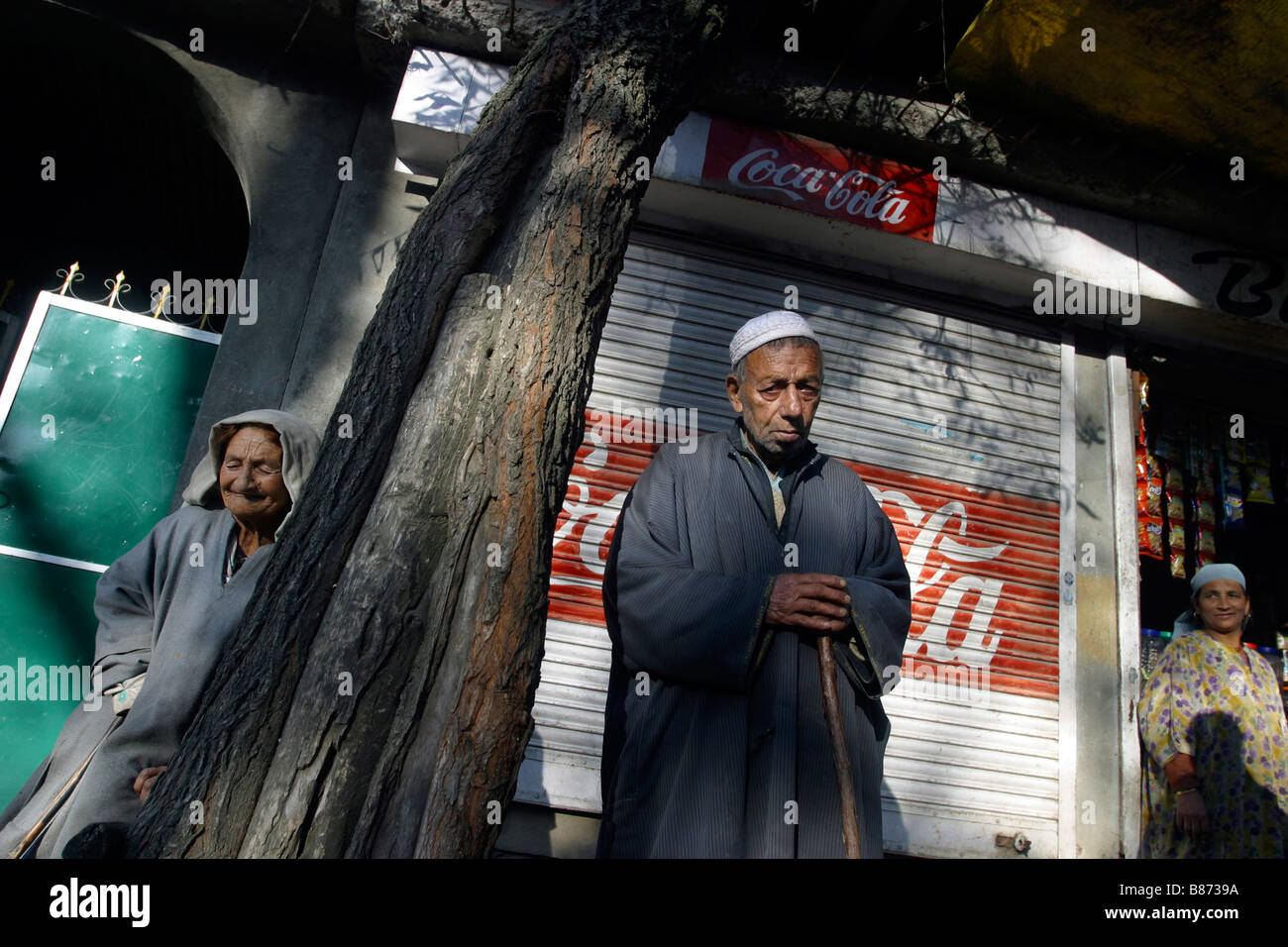 Supporto di persone al di fuori di un negozio a Srinagar in Kashmir in India Foto Stock