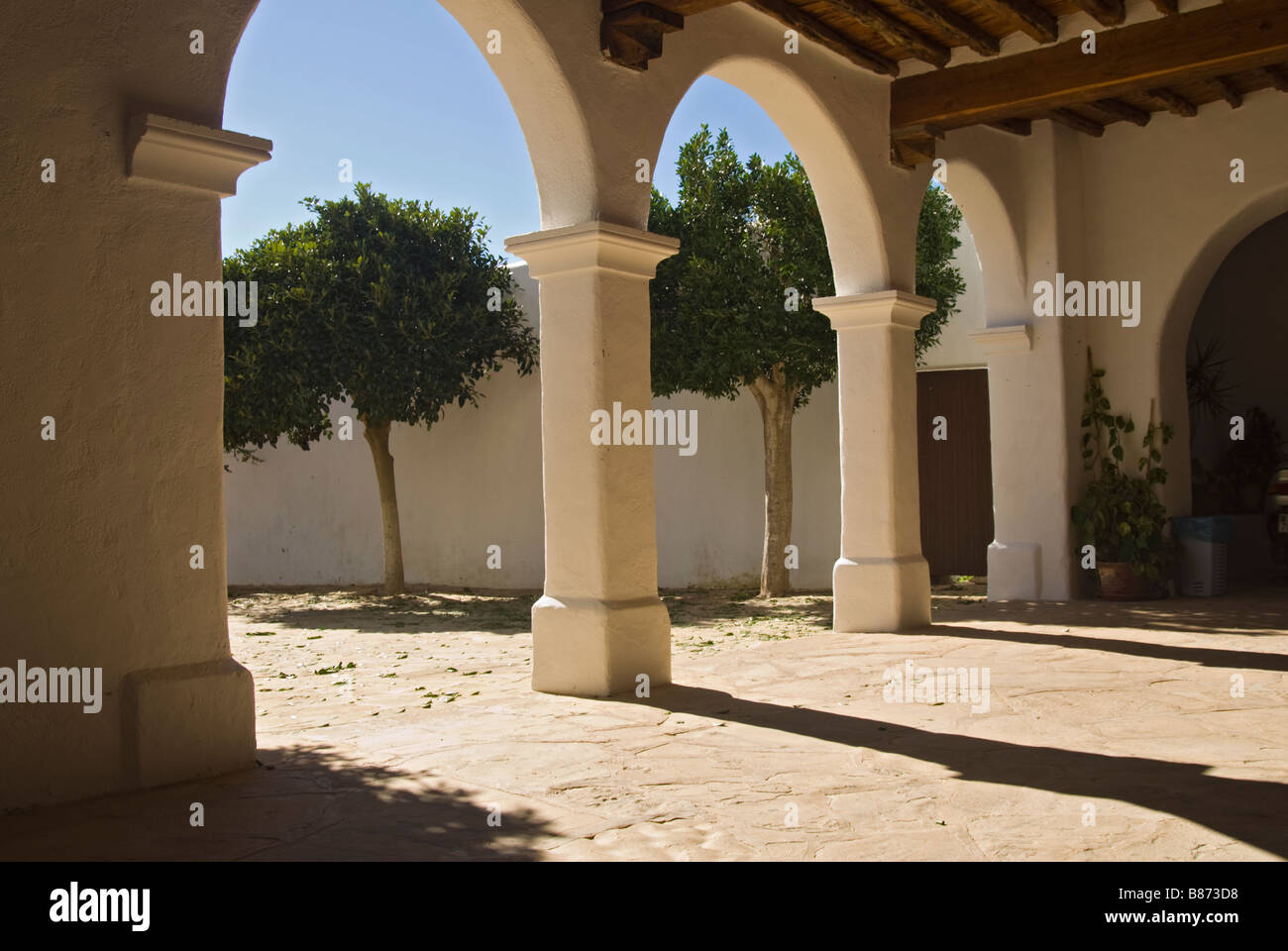 Il cortile della chiesa di Sant Miquel de Balansat, Ibiza, Spagna Foto Stock