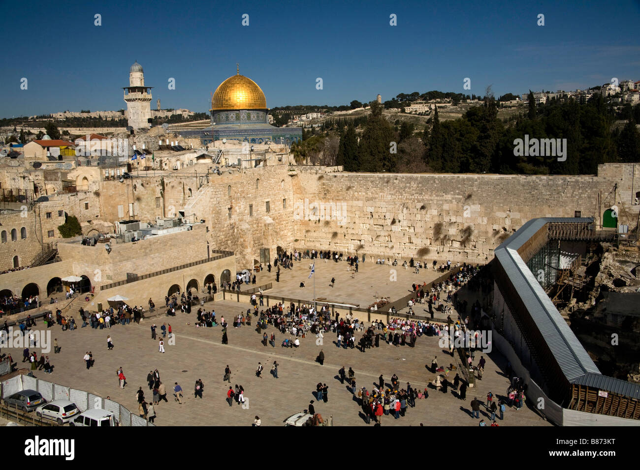 Parete ovest area di Gerusalemme in Israele con la Cupola della roccia e la gente prega sulla giornata di sole Foto Stock