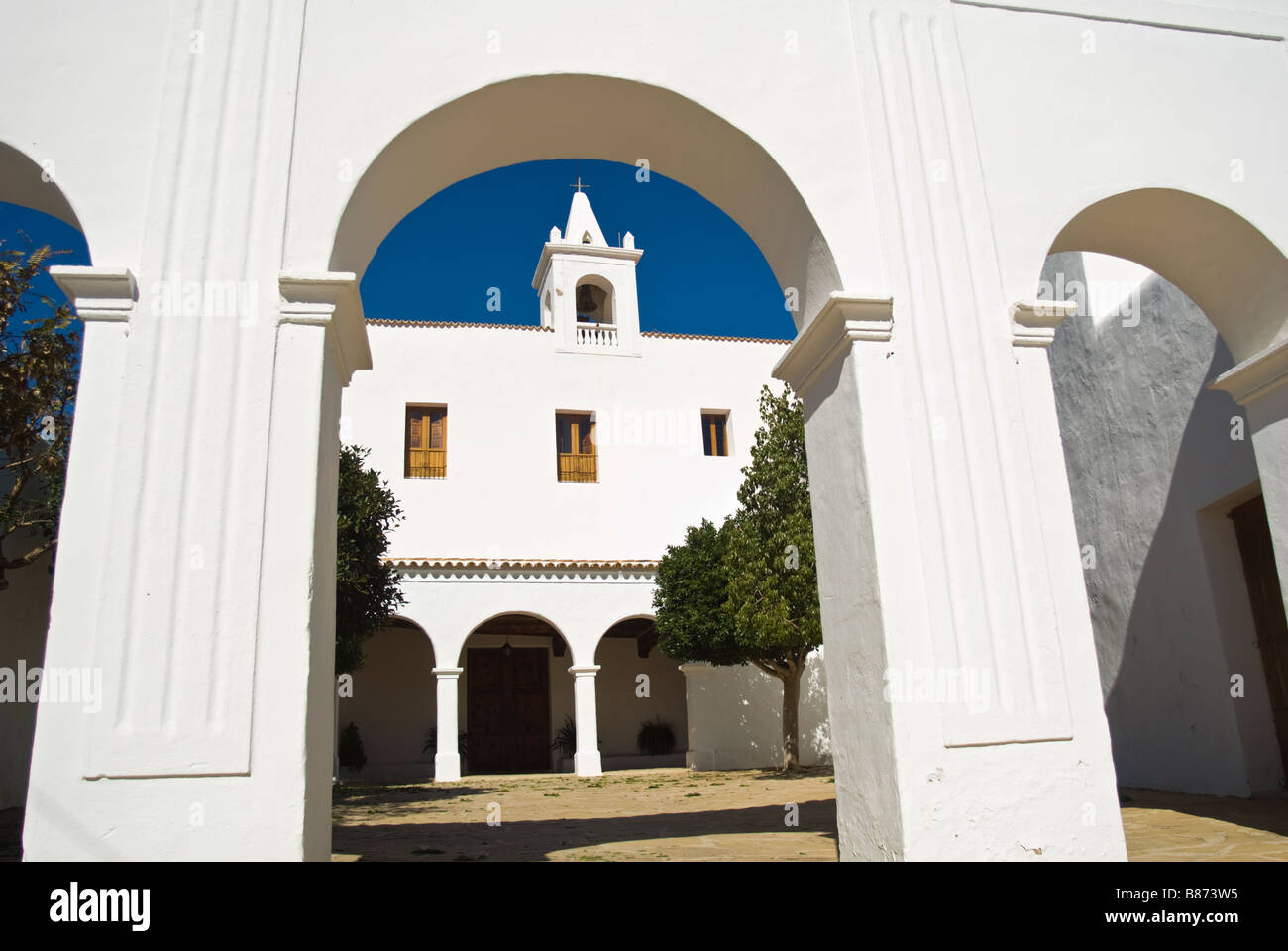 Facciata e il cortile della chiesa di Sant Miquel de Balansat, Ibiza, Spagna Foto Stock