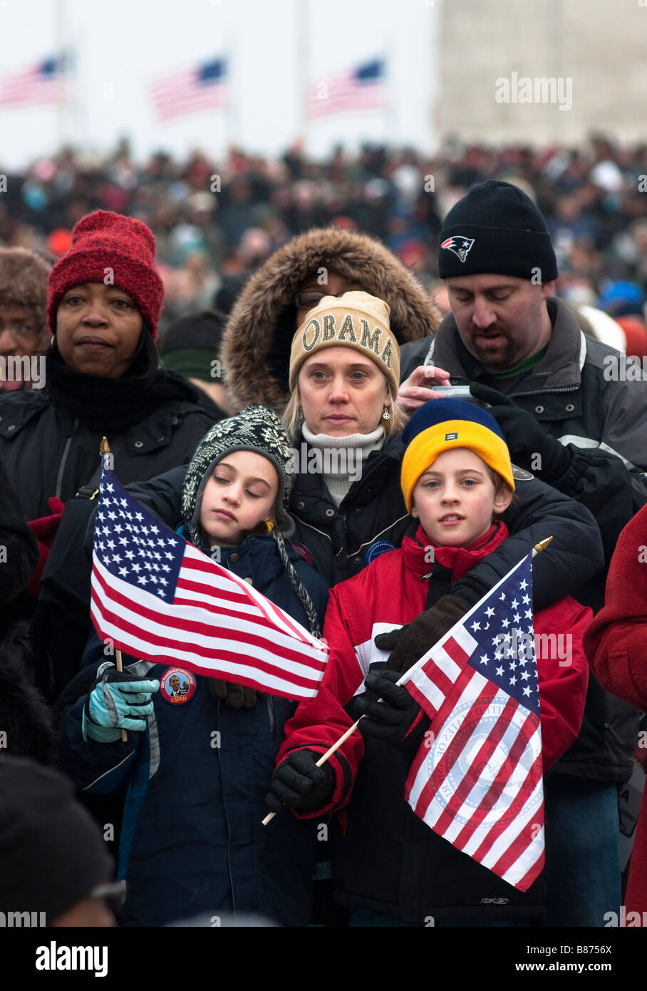 Bandiera sventola la famiglia vicino al Monumento di Washington festeggia inaugurazione di Barack Obama Foto Stock