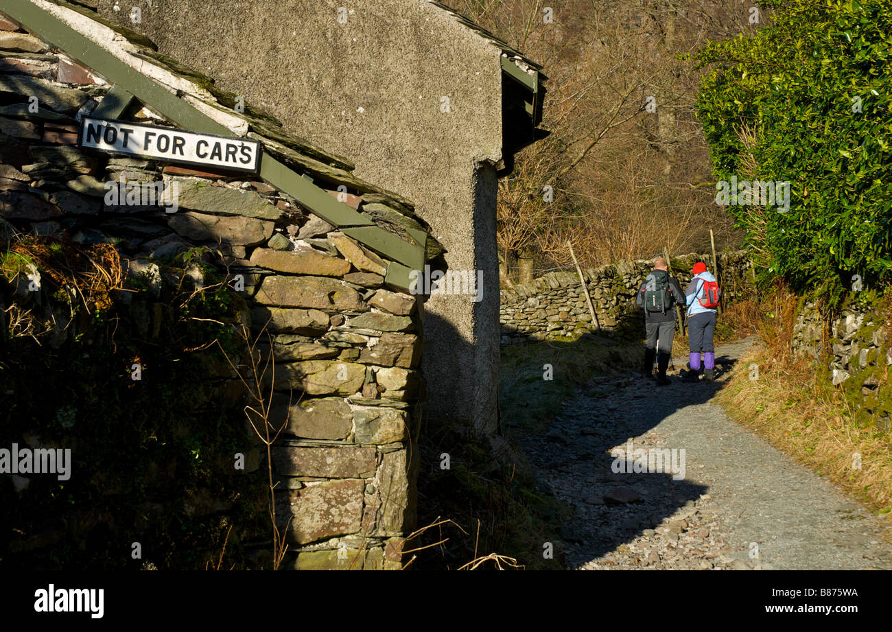Due escursionisti sul sentiero fino a Hem roccioso, vicino a Grasmere, Parco Nazionale del Distretto dei Laghi, Cumbria, England Regno Unito Foto Stock