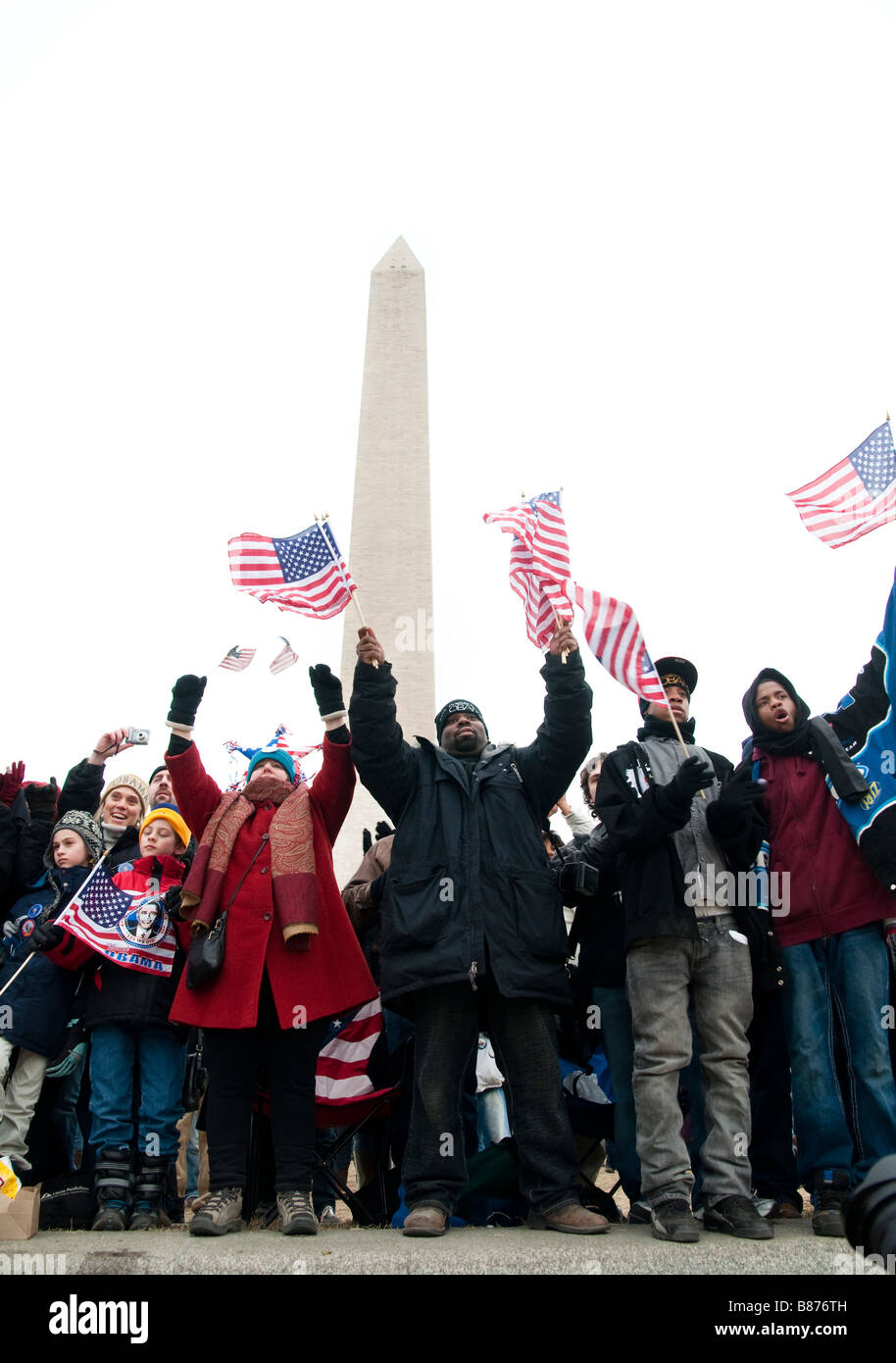 La Folla di bandiera sventola sostenitori riempire il National Mall per celebrare l'inaugurazione di Barack Obama Foto Stock