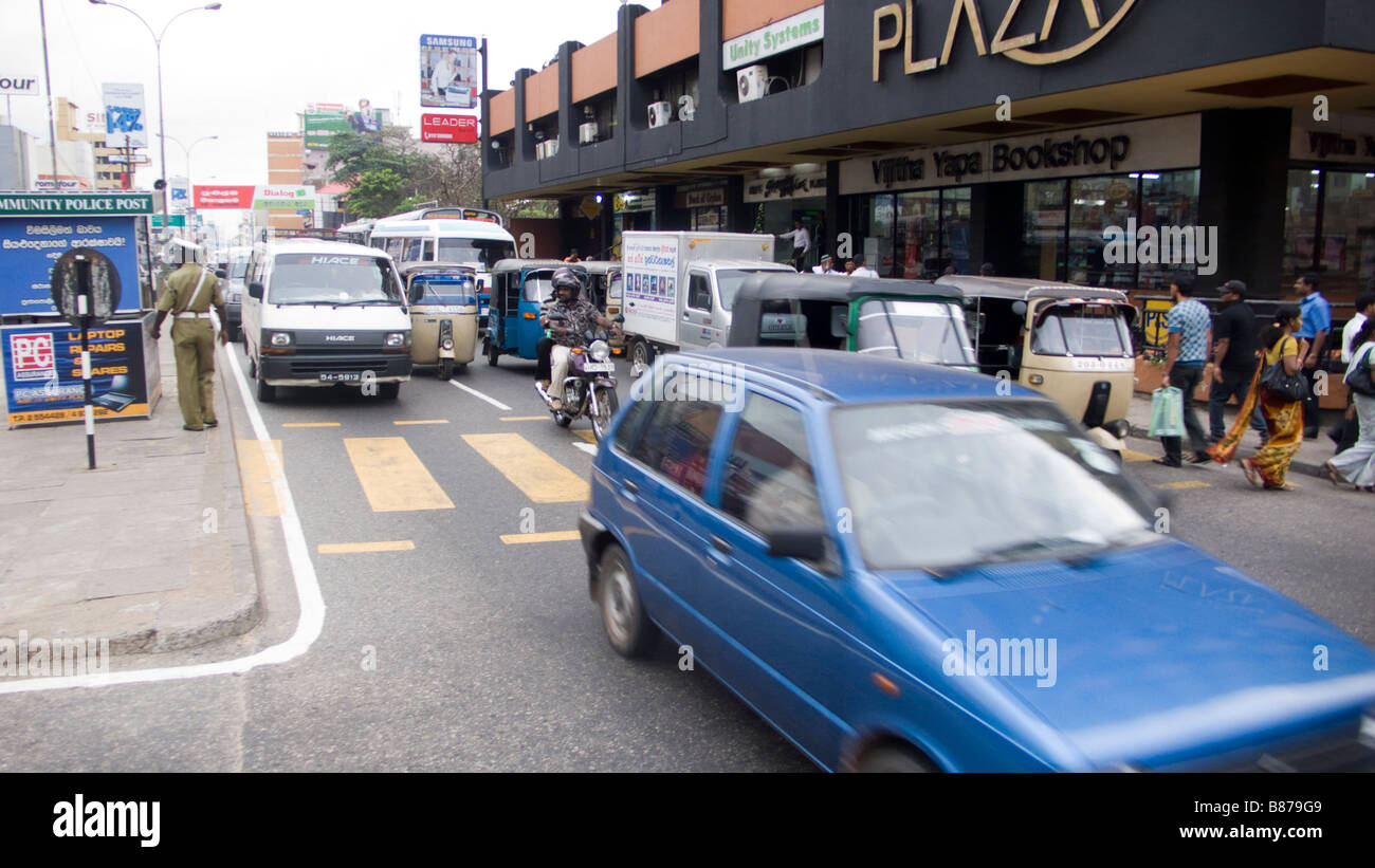 Colombo Sri Lanka caotico traffico nella strada trafficata Foto Stock