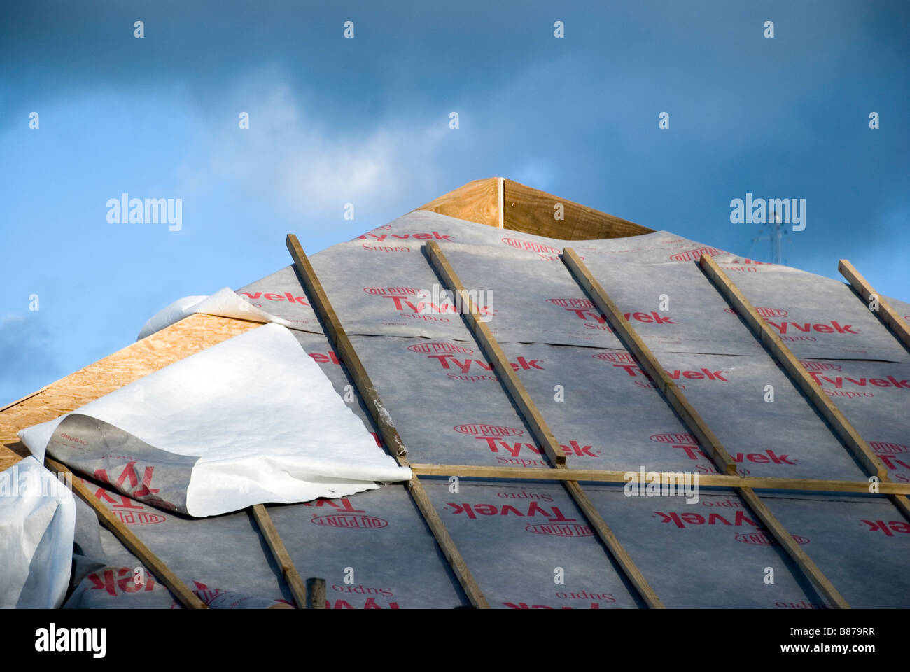 Tyvek® utilizzato su di un tetto nel settore della costruzione. Esso viene utilizzato per aumentare l'aria e la resistenza in acqua, e fornisce una migliore Foto Stock