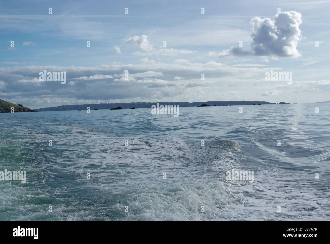 Guardando indietro verso Sark da una barca con la scia dietro, Isole del Canale Foto Stock