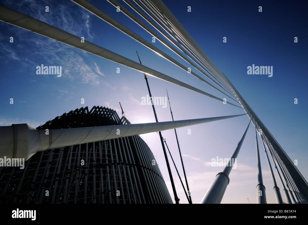 "Agora' edificio e 'L'Assut de l'O' ponte (entrambi da Santiago Calatrava). Città delle Arti e delle scienze. Valencia. Spagna. Foto Stock