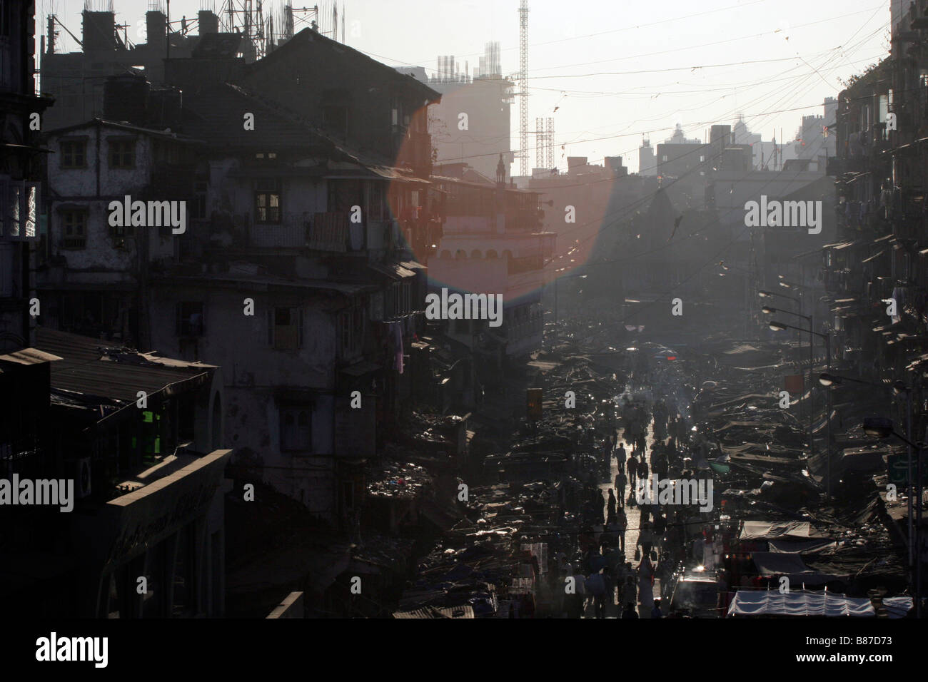 Una vista su una strada affollata in Mumbai (Bombay) in India. Foto Stock