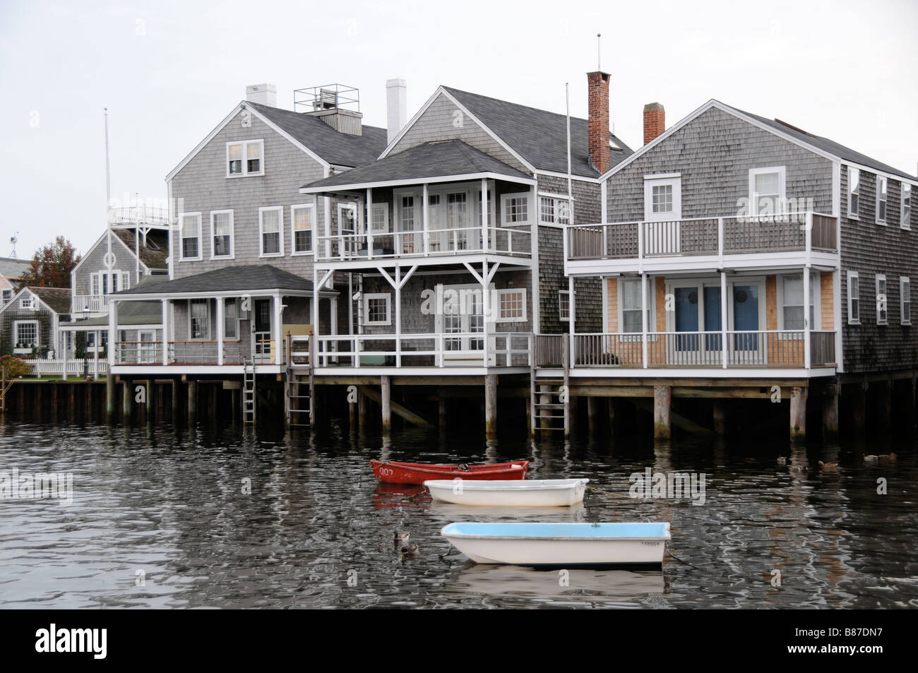Barche a remi in dock nella parte anteriore del Boathouses, Nantucket Island Foto Stock