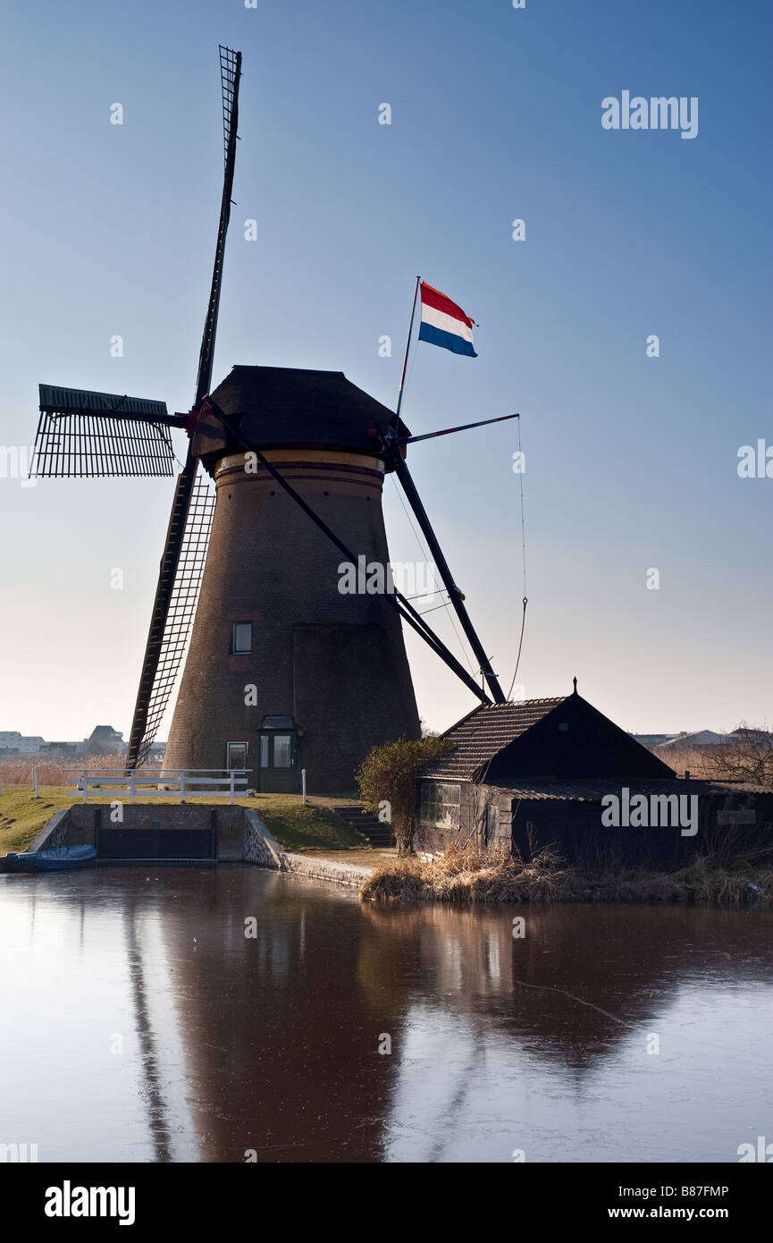 Bellissimo paesaggio di mulino a vento a kinderdijk nei Paesi Bassi nei pressi di Rotterdam Foto Stock