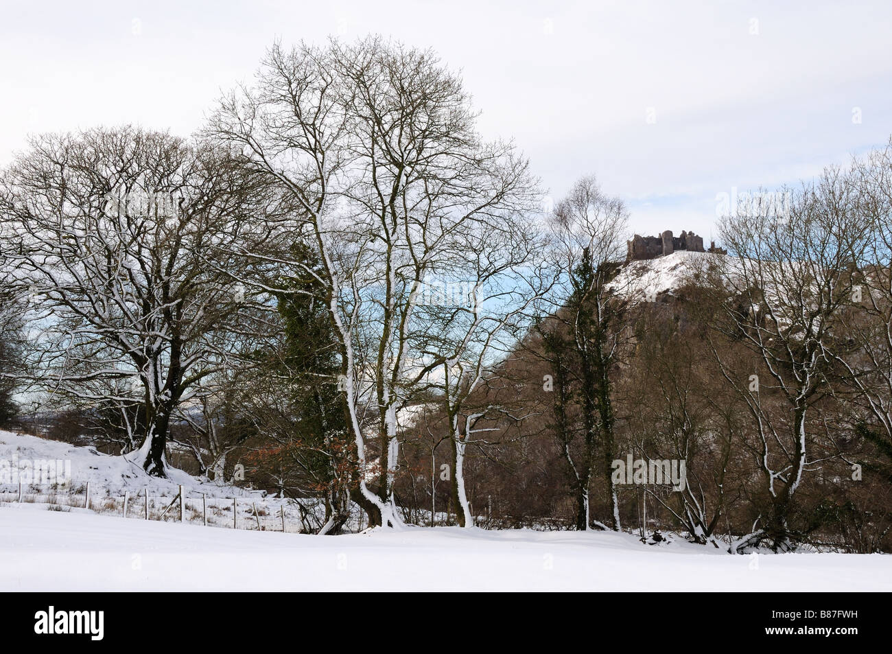Carreg Cennen Castle in inverno la neve trappola Llandeilo Galles Carmarthenshire Foto Stock