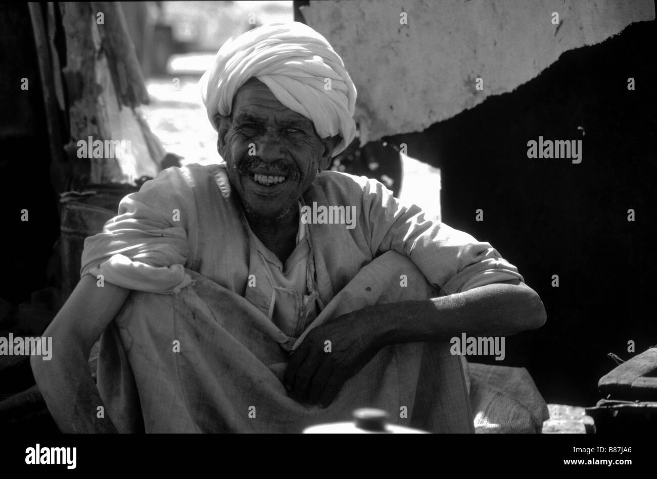 Tè egiziano del venditore nel mercato agricolo, nei pressi di Luxor, Egitto Foto Stock