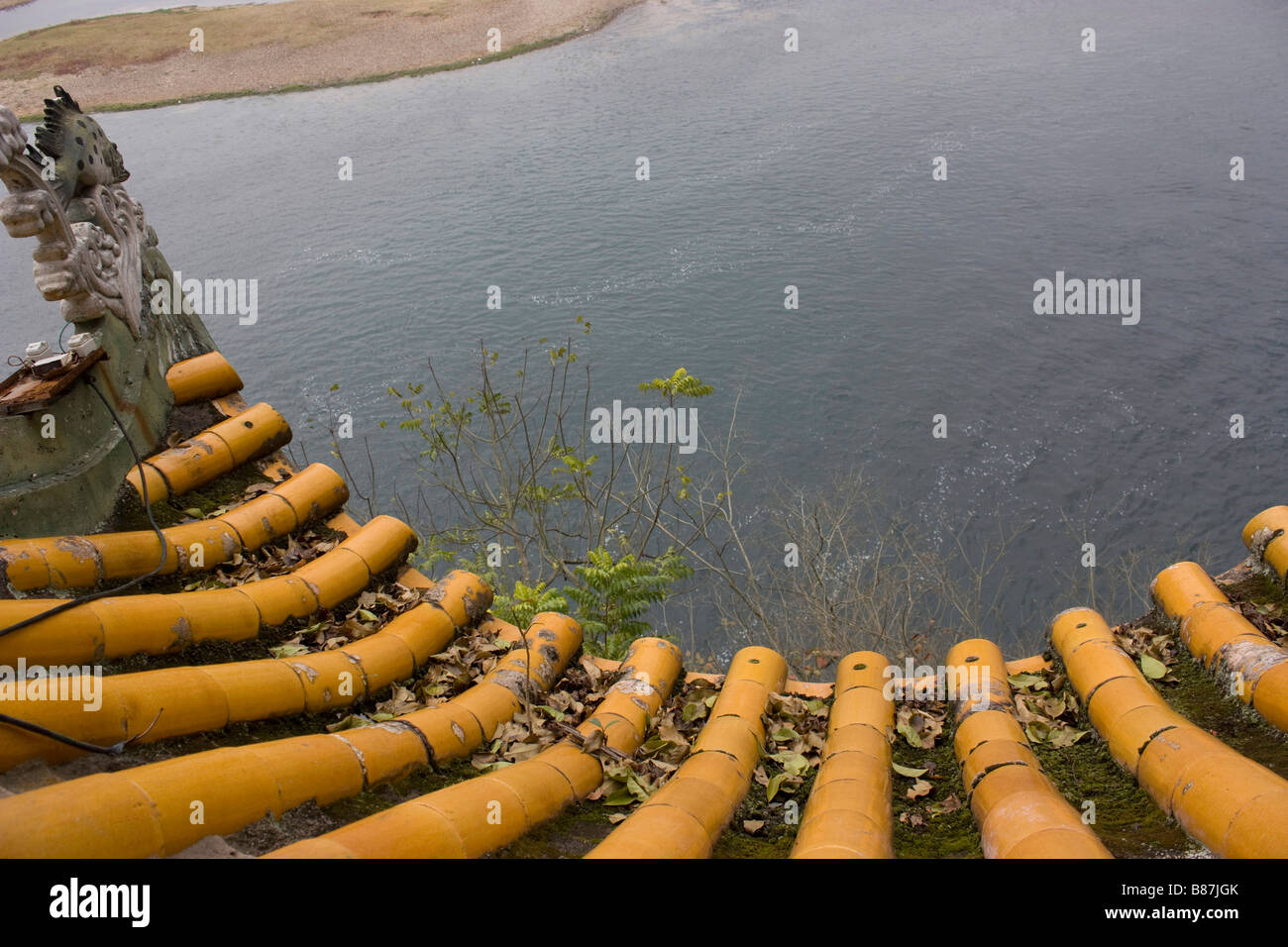 La vista del Fiume Li dal bordo del tetto del gazebo al Green Lotus picco, Yangshuo Cina Foto Stock