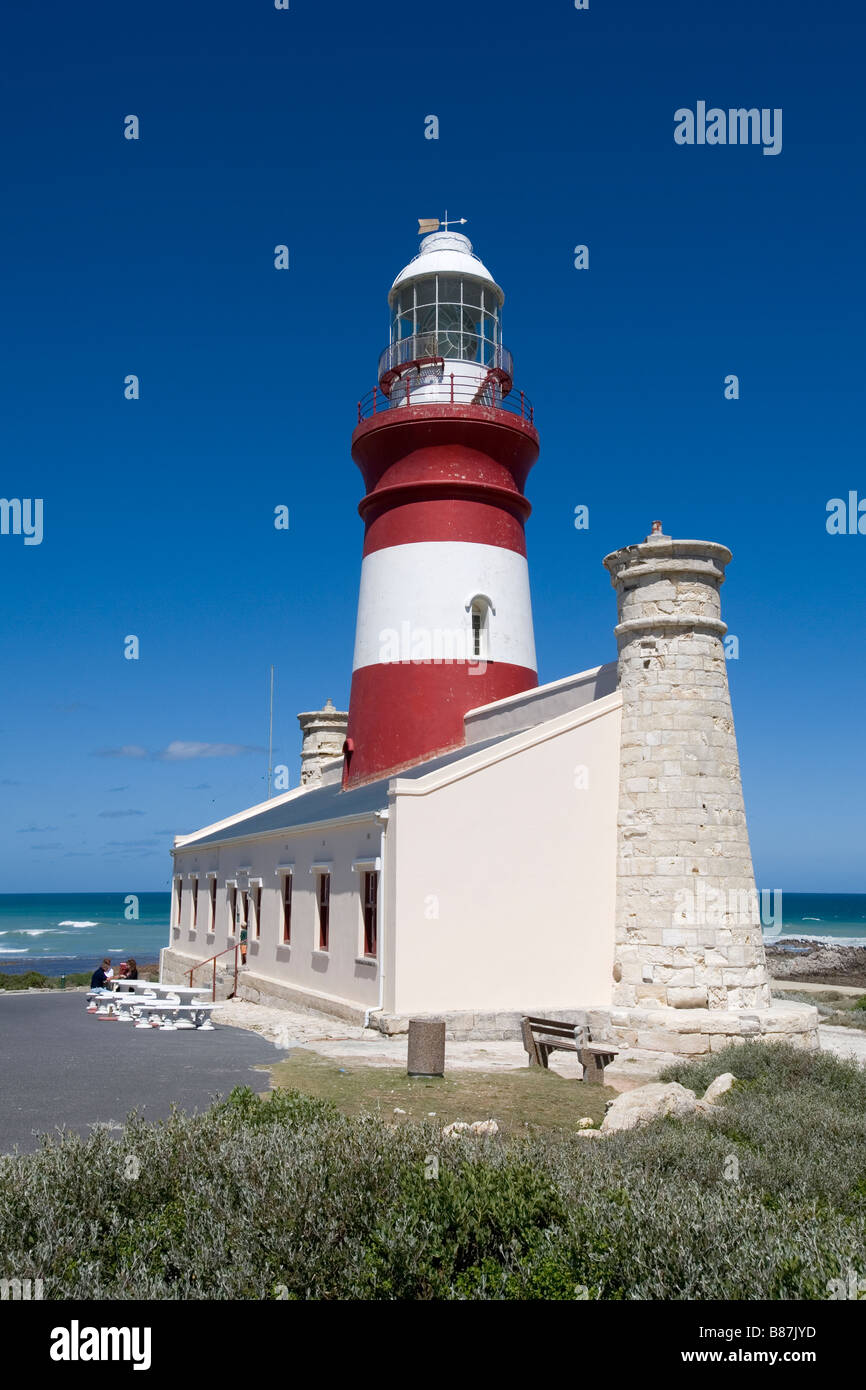 Faro di Cape Agulhas costruito nel 1848 vicino al punto più meridionale dell'Africa è il secondo più antico in Sud Africa Foto Stock