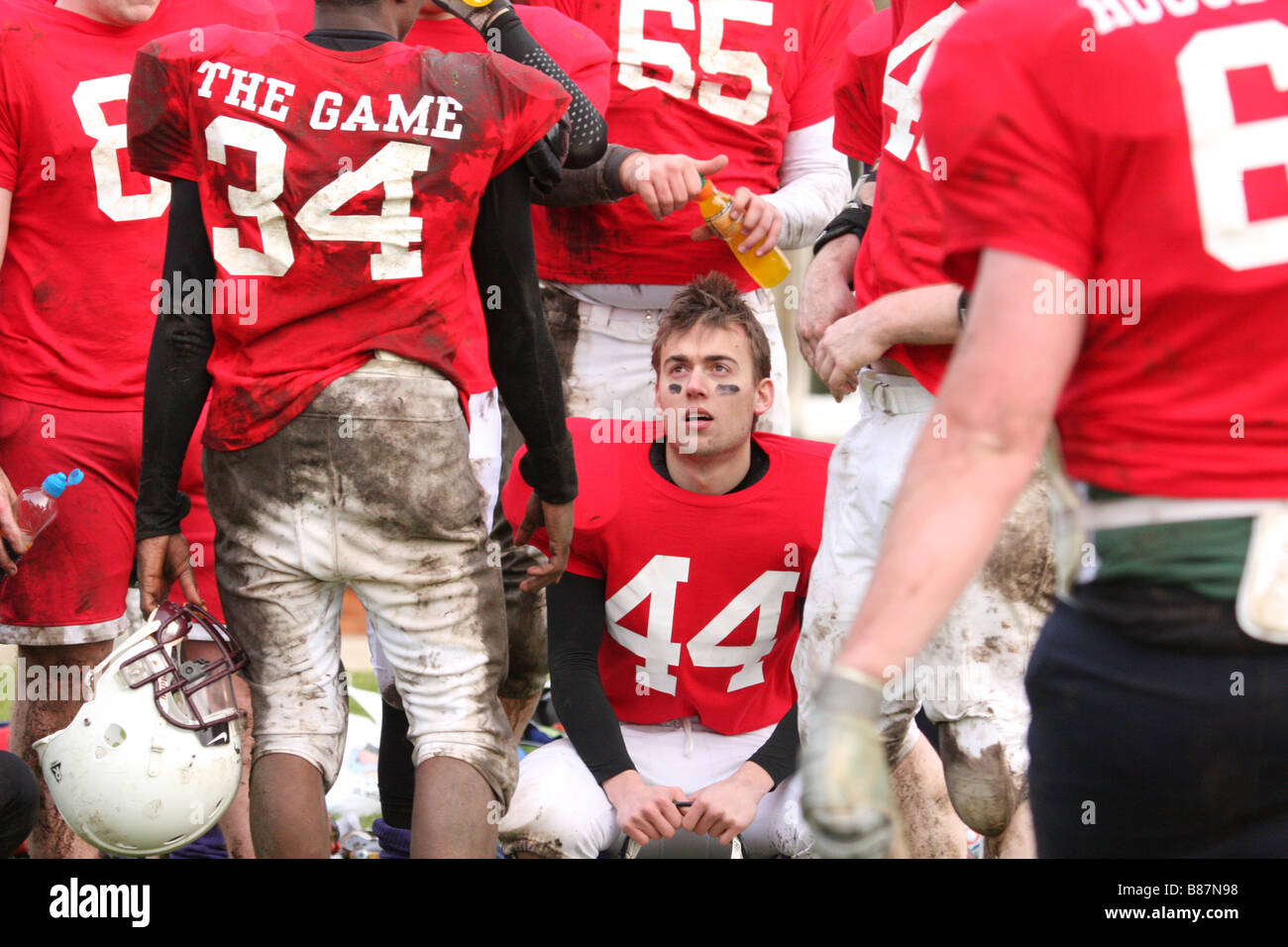 Una squadra di football americano di parlare di tattica durante una pausa in gioco in un alumni giornata sportiva alla Royal Holloway University of London Foto Stock