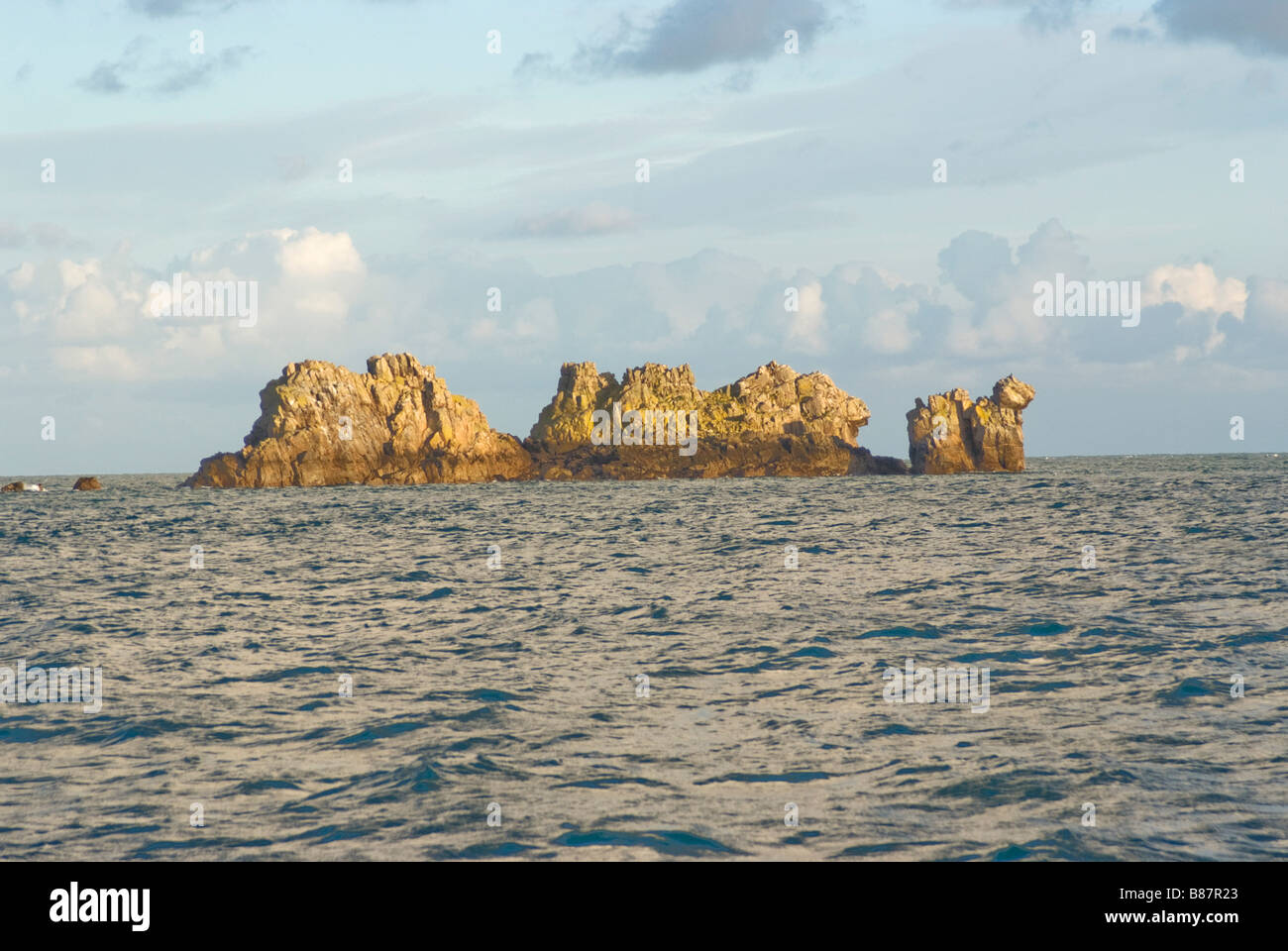Testa di gatti rock al largo della costa di Sark Les Bourons Foto Stock